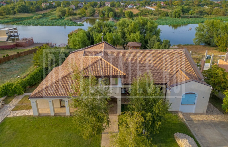 VILA IN SNAGOV LA LAC