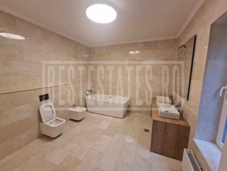 Apartament de vanzare 3 camere + curte- Laguna Residence