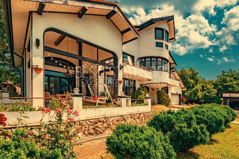 Casa superba cu vedere la lac in Izvorani – piscina, natura,si potential imens!