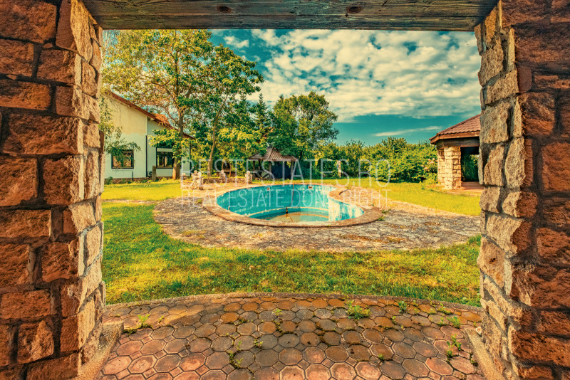 Casa superba cu vedere la lac in Izvorani – piscina, natura,si potential imens!