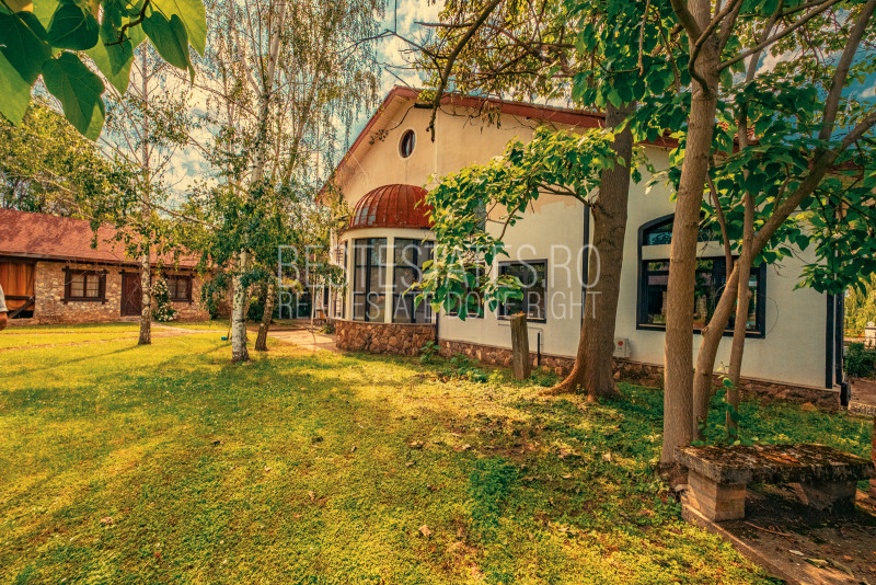 Casa superba cu vedere la lac in Izvorani – piscina, natura,si potential imens!