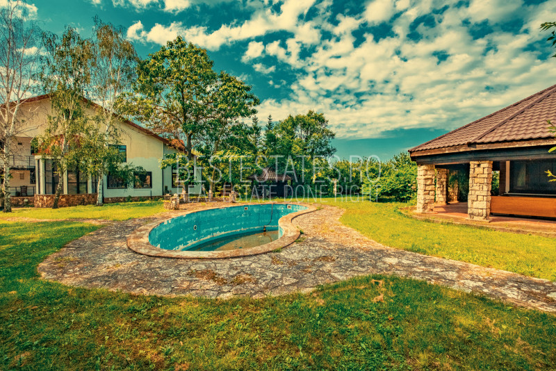 Casa superba cu vedere la lac in Izvorani – piscina, natura,si potential imens!