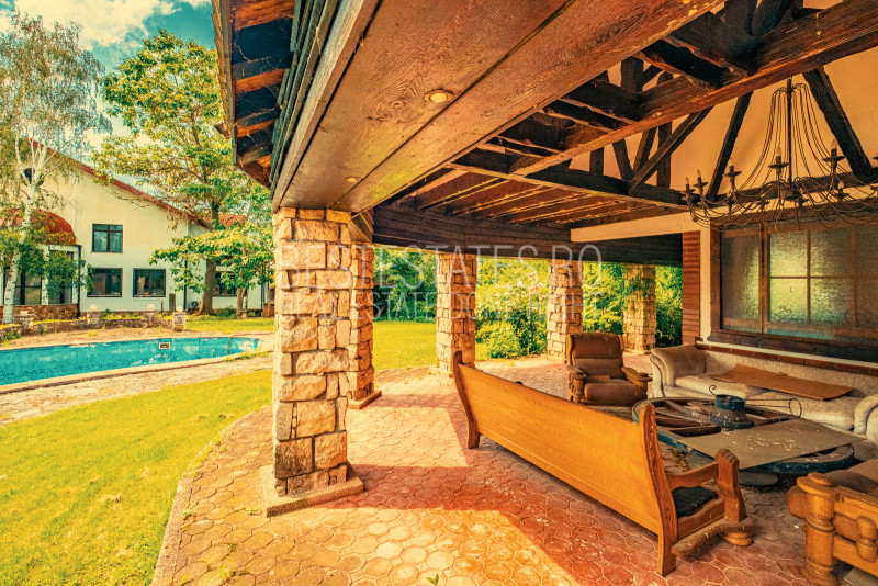Casa superba cu vedere la lac in Izvorani – piscina, natura,si potential imens!