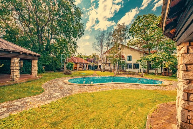 Casa superba cu vedere la lac in Izvorani – piscina, natura,si potential imens!