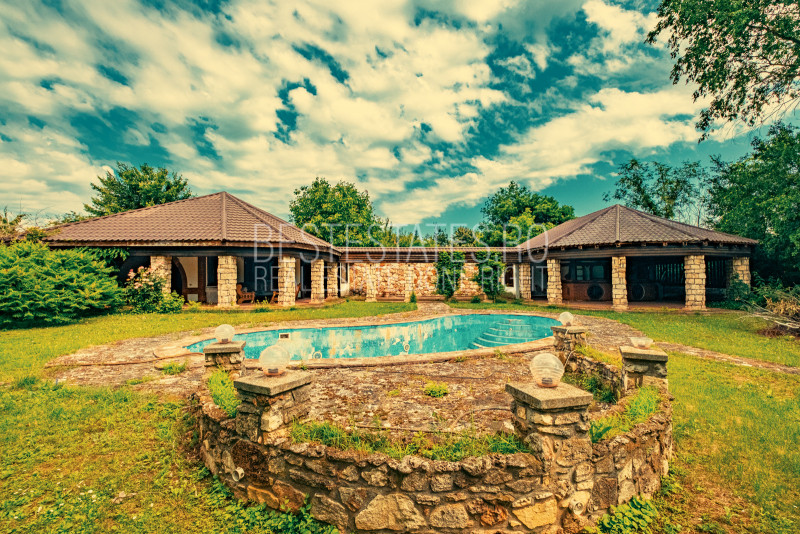 Casa superba cu vedere la lac in Izvorani – piscina, natura,si potential imens!