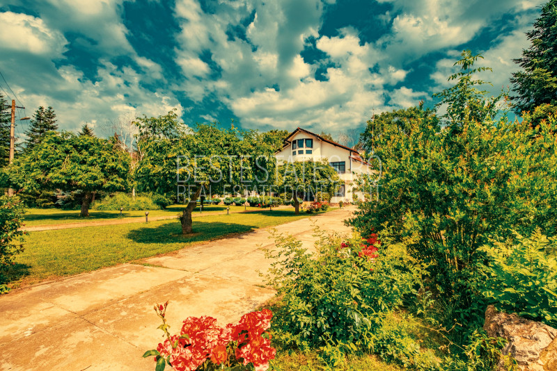 Casa superba cu vedere la lac in Izvorani – piscina, natura,si potential imens!