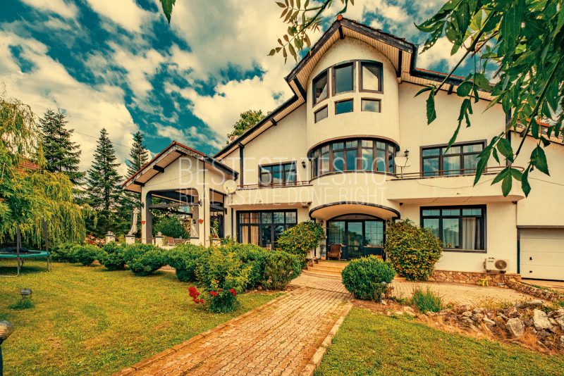 Casa superba cu vedere la lac in Izvorani – piscina, natura,si potential imens!