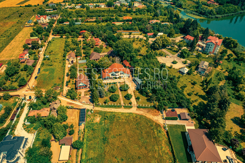 Casa superba cu vedere la lac in Izvorani – piscina, natura,si potential imens!