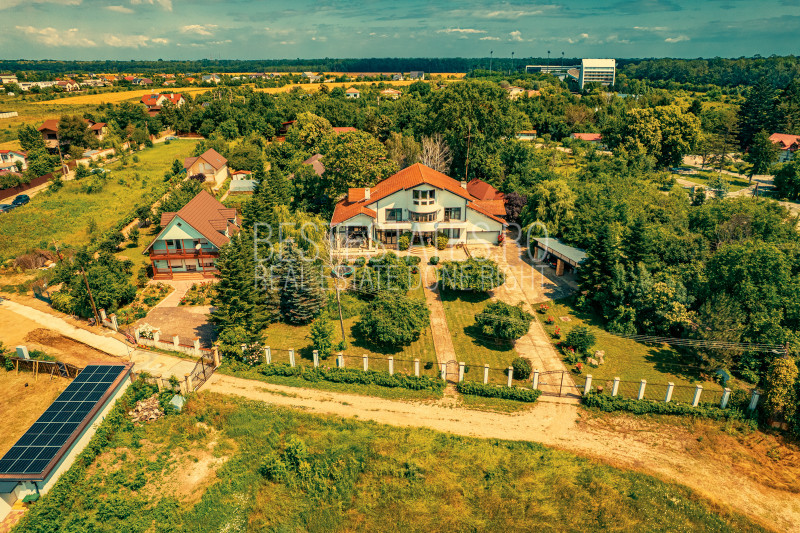 Casa superba cu vedere la lac in Izvorani – piscina, natura,si potential imens!