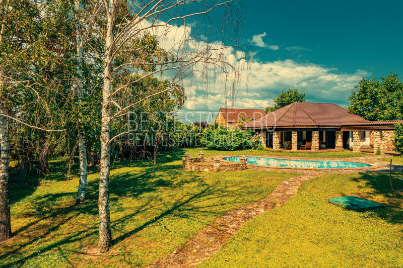 Casa superba cu vedere la lac in Izvorani – piscina, natura,si potential imens!
