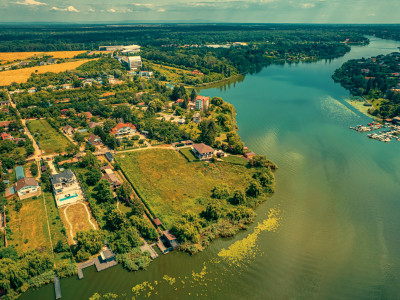 Casa superba cu vedere la lac in Izvorani – piscina, natura,si potential imens!